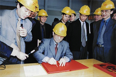 2002年4月3日，時(shí)任浙江省省長(zhǎng)柴松岳視察景興工業(yè)園