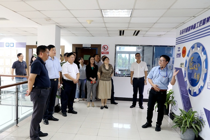2020年7月29日，時(shí)任浙江省政協(xié)常委、社法委副主任、省總工會(huì)副主席、一級(jí)巡視員董建偉蒞臨景興紙業(yè)調(diào)研新時(shí)代工匠培育工作