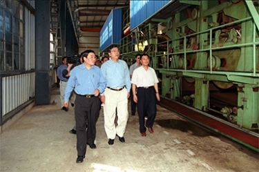 2000年9月19日，時任浙江省委書記張德江一行視察公司