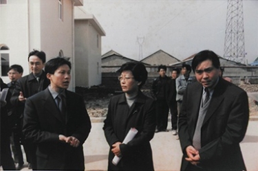 2001年2月20日，時任國家環(huán)保局副局長汪紀戎一行視察公司