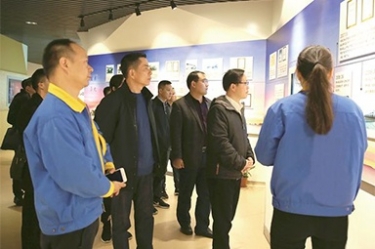 貴州省黔東南州委常委、榕江縣縣委書(shū)記賀代宏一行到公司參觀學(xué)習(xí)考察