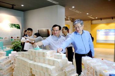 2019年 5月22日，時任浙江省社會組織綜合黨委專職副書記、省民政廳社會組織管理局局長蔡國華蒞臨景興紙業(yè)調(diào)研企業(yè)發(fā)展情況和黨建工作